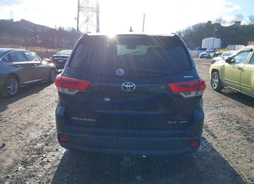 Photo 16 of 2019 Toyota Highlander XLE (VIN 5TDJZRFH9KS611740)