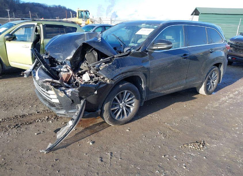 Photo 2 of 2019 Toyota Highlander XLE (VIN 5TDJZRFH9KS611740)