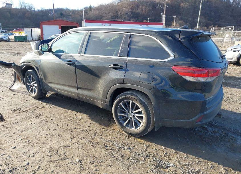 Photo 3 of 2019 Toyota Highlander XLE (VIN 5TDJZRFH9KS611740)
