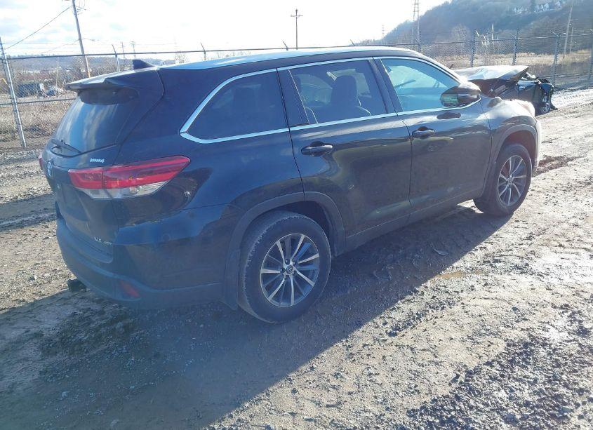 Photo 4 of 2019 Toyota Highlander XLE (VIN 5TDJZRFH9KS611740)