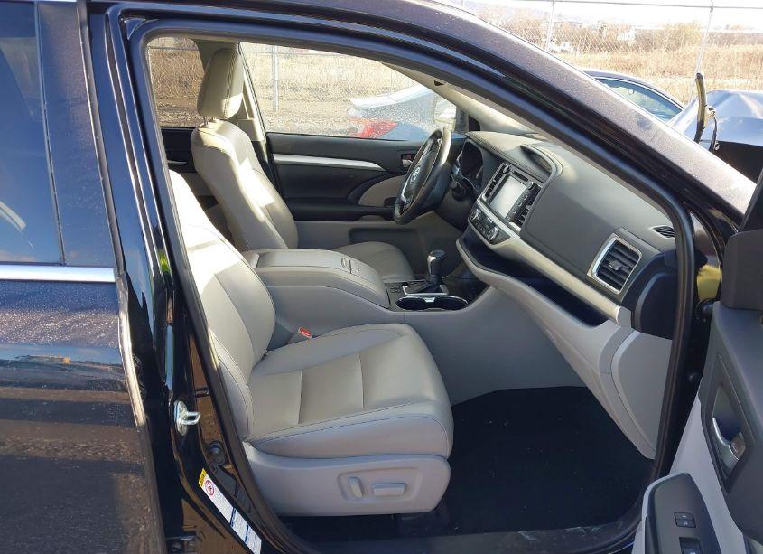 Photo 5 of 2019 Toyota Highlander XLE (VIN 5TDJZRFH9KS611740)