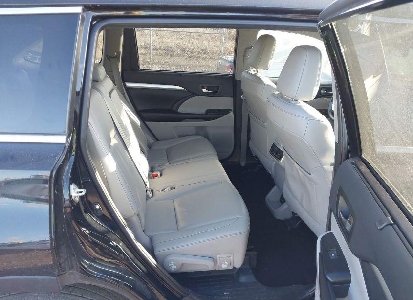 Photo 8 of 2019 Toyota Highlander XLE (VIN 5TDJZRFH9KS611740)