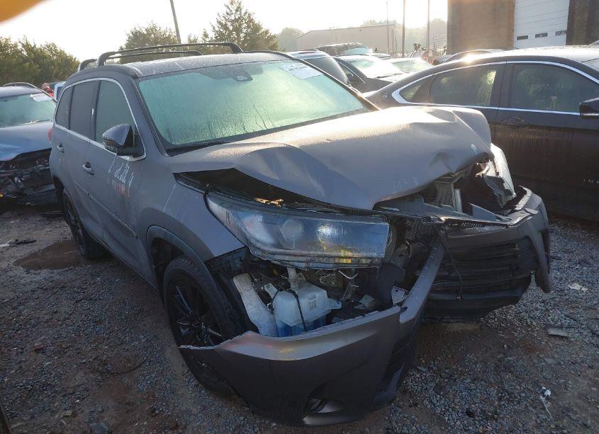 2019 Toyota Highlander SE (VIN 5TDJZRFH9KS622916) main photo