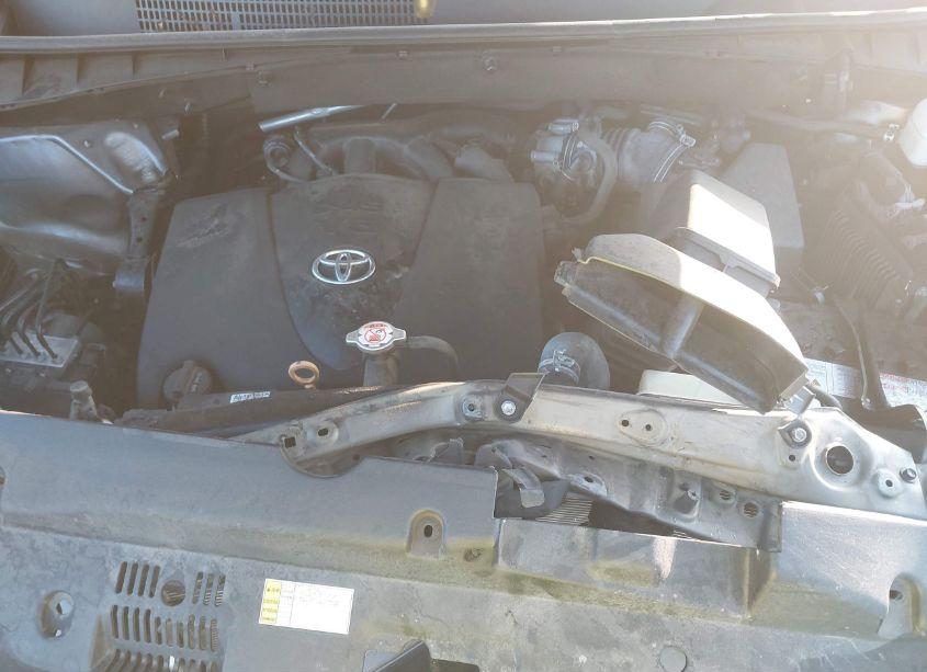 Photo 10 of 2019 Toyota Highlander SE (VIN 5TDJZRFH9KS622916)