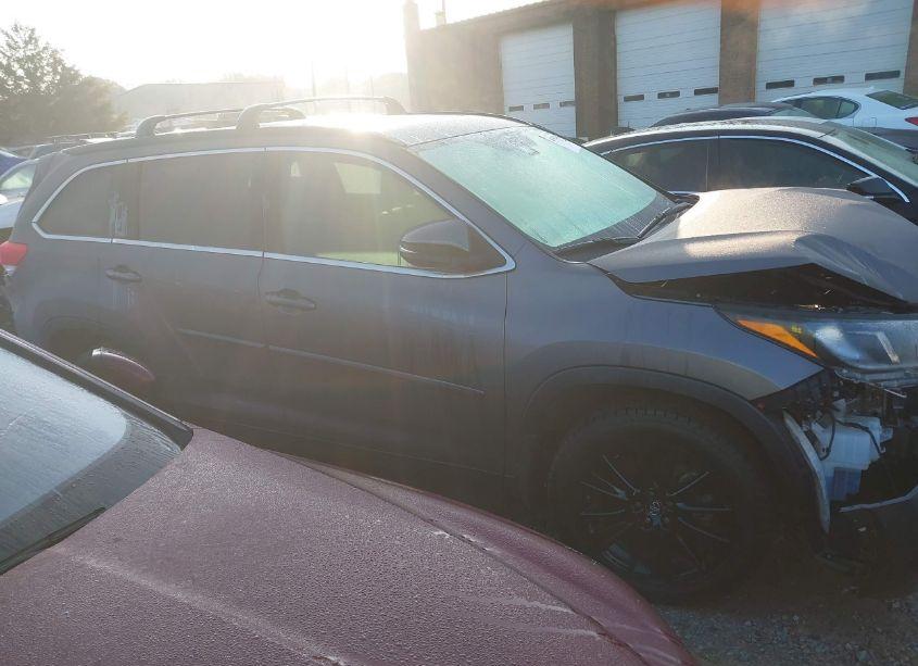 Photo 13 of 2019 Toyota Highlander SE (VIN 5TDJZRFH9KS622916)