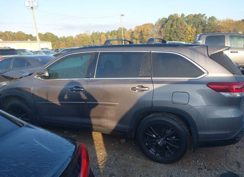 Photo 14 of 2019 Toyota Highlander SE (VIN 5TDJZRFH9KS622916)