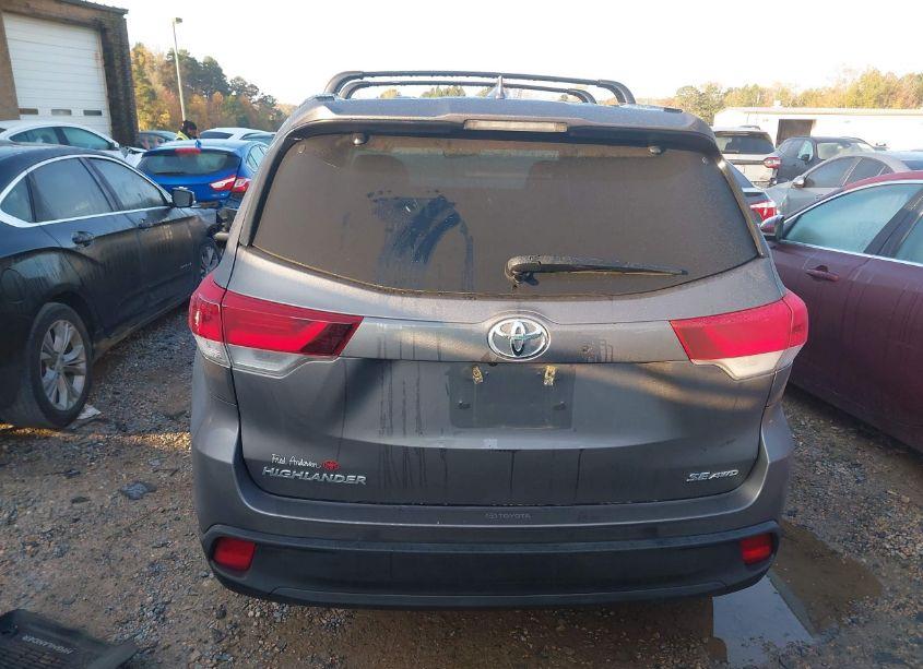 Photo 16 of 2019 Toyota Highlander SE (VIN 5TDJZRFH9KS622916)