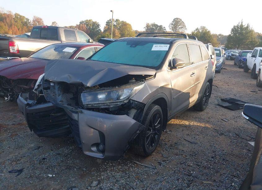 Photo 2 of 2019 Toyota Highlander SE (VIN 5TDJZRFH9KS622916)