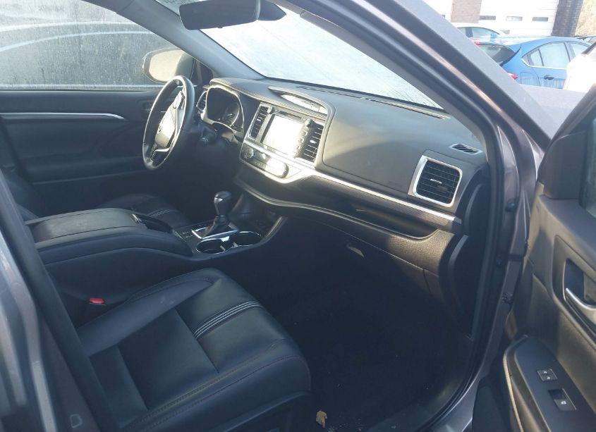 Photo 5 of 2019 Toyota Highlander SE (VIN 5TDJZRFH9KS622916)
