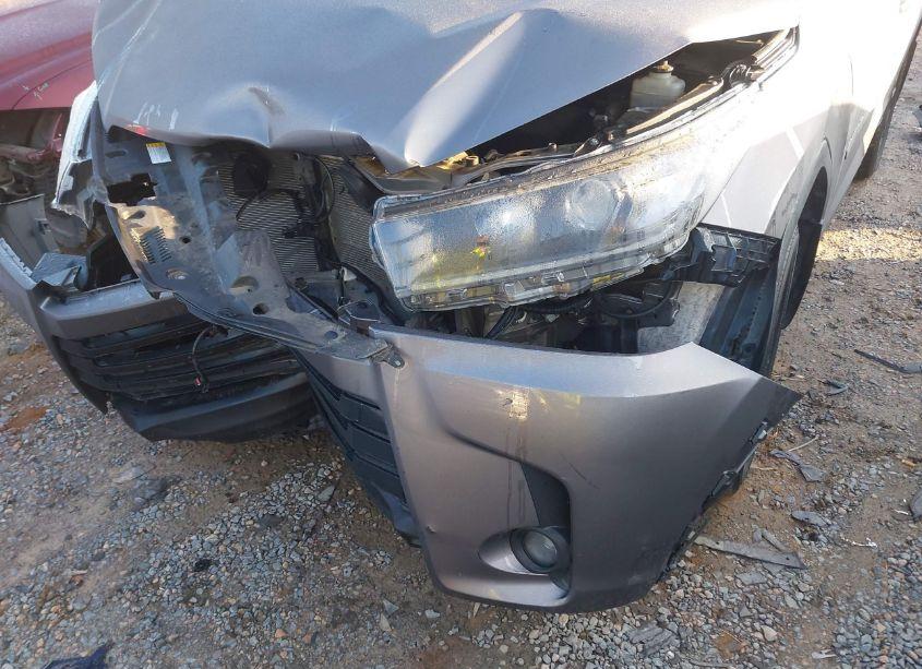 Photo 6 of 2019 Toyota Highlander SE (VIN 5TDJZRFH9KS622916)