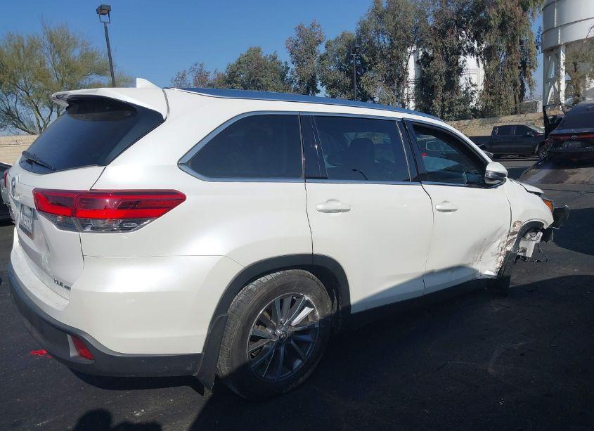Photo 13 of 2019 Toyota Highlander XLE (VIN 5TDJZRFH9KS731473)