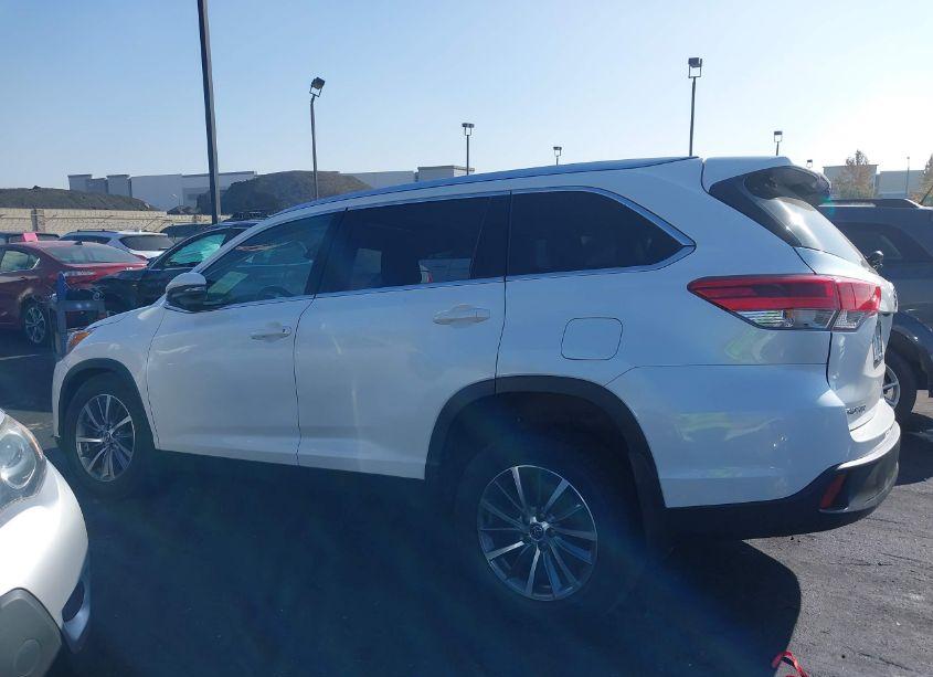 Photo 14 of 2019 Toyota Highlander XLE (VIN 5TDJZRFH9KS731473)