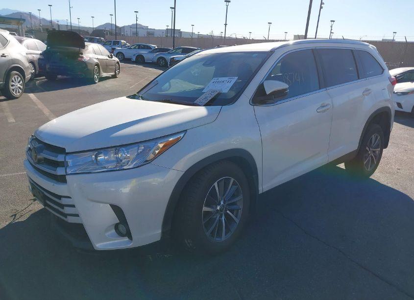 Photo 2 of 2019 Toyota Highlander XLE (VIN 5TDJZRFH9KS731473)