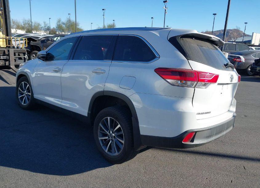 Photo 3 of 2019 Toyota Highlander XLE (VIN 5TDJZRFH9KS731473)