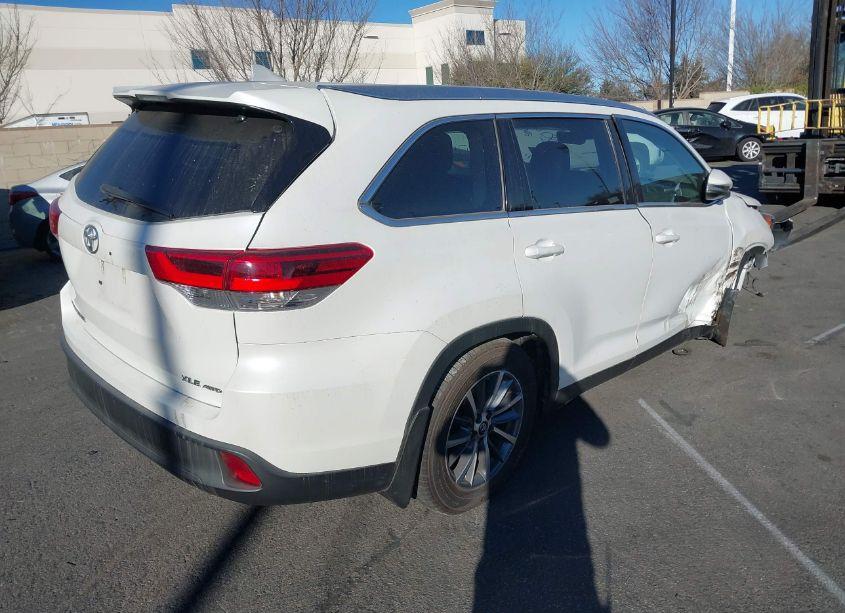 Photo 4 of 2019 Toyota Highlander XLE (VIN 5TDJZRFH9KS731473)
