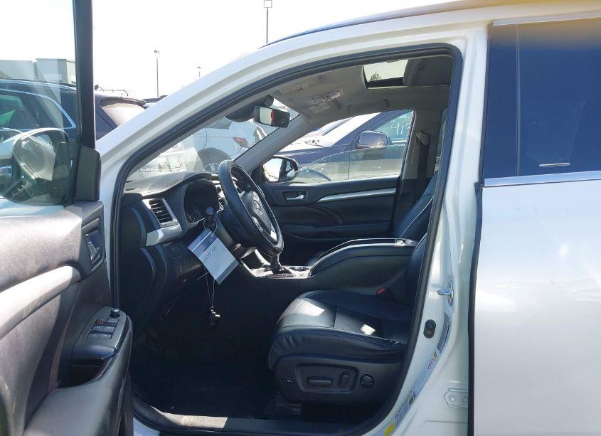 Photo 5 of 2019 Toyota Highlander XLE (VIN 5TDJZRFH9KS731473)