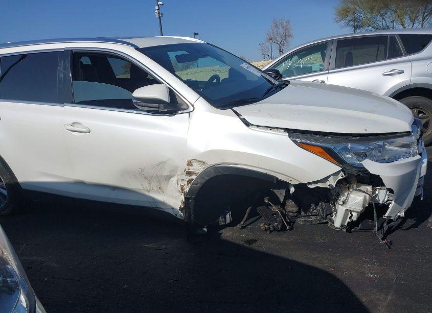 Photo 6 of 2019 Toyota Highlander XLE (VIN 5TDJZRFH9KS731473)