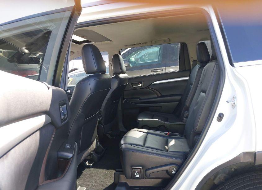 Photo 8 of 2019 Toyota Highlander XLE (VIN 5TDJZRFH9KS731473)