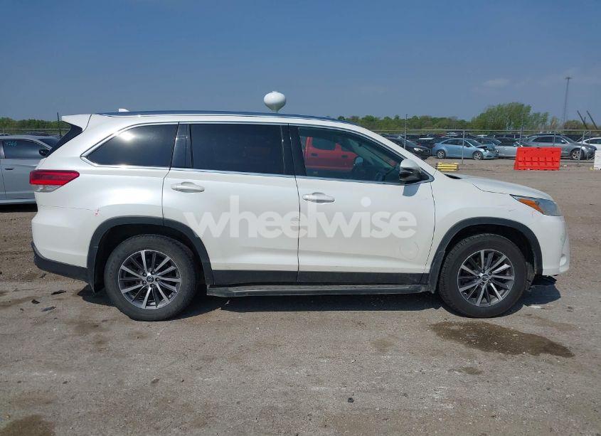 Photo 14 of 2019 Toyota Highlander XLE (VIN 5TDJZRFH9KS917580)