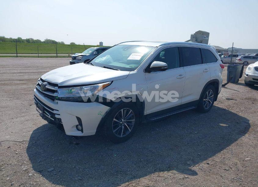 Photo 2 of 2019 Toyota Highlander XLE (VIN 5TDJZRFH9KS917580)