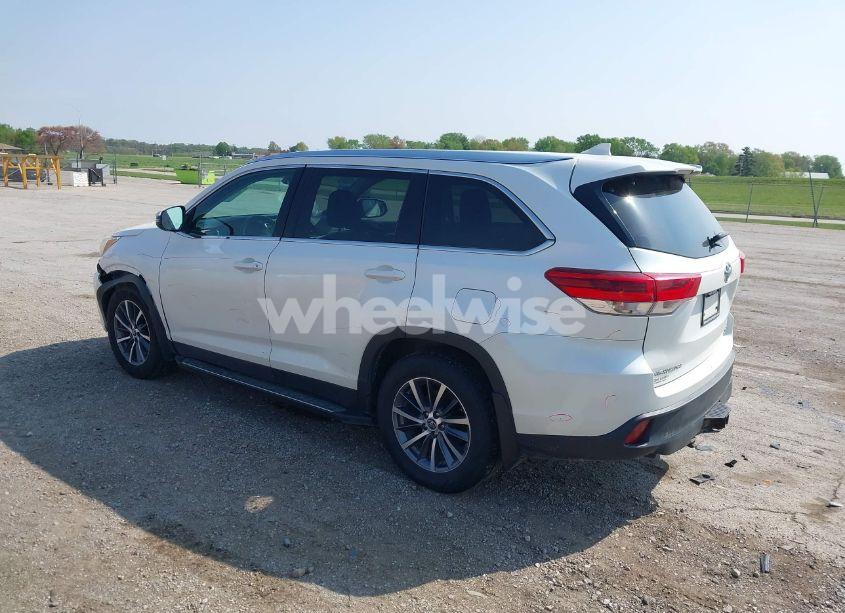 Photo 3 of 2019 Toyota Highlander XLE (VIN 5TDJZRFH9KS917580)