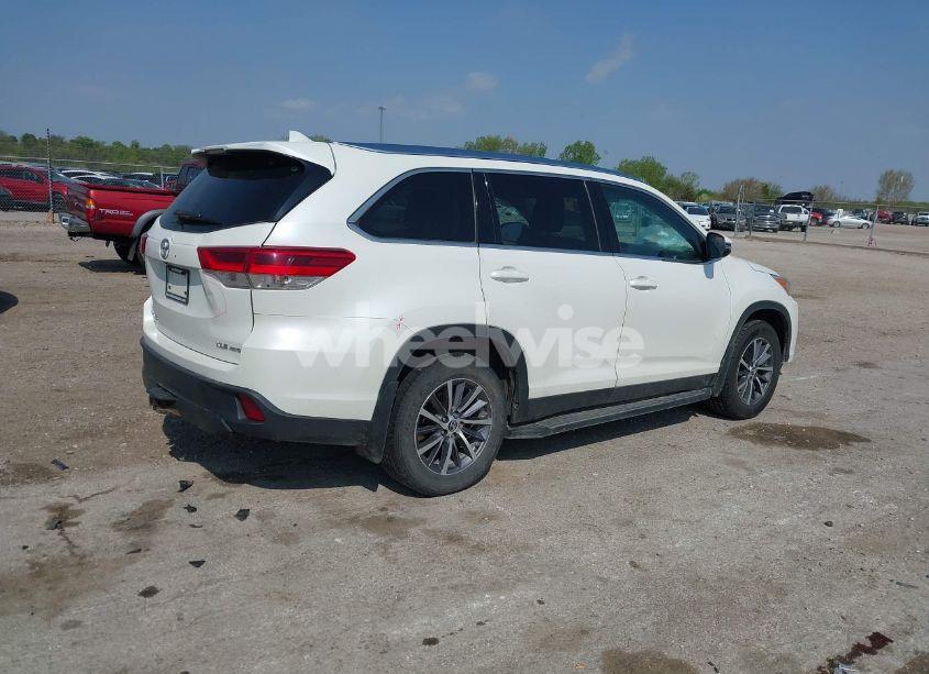 Photo 4 of 2019 Toyota Highlander XLE (VIN 5TDJZRFH9KS917580)