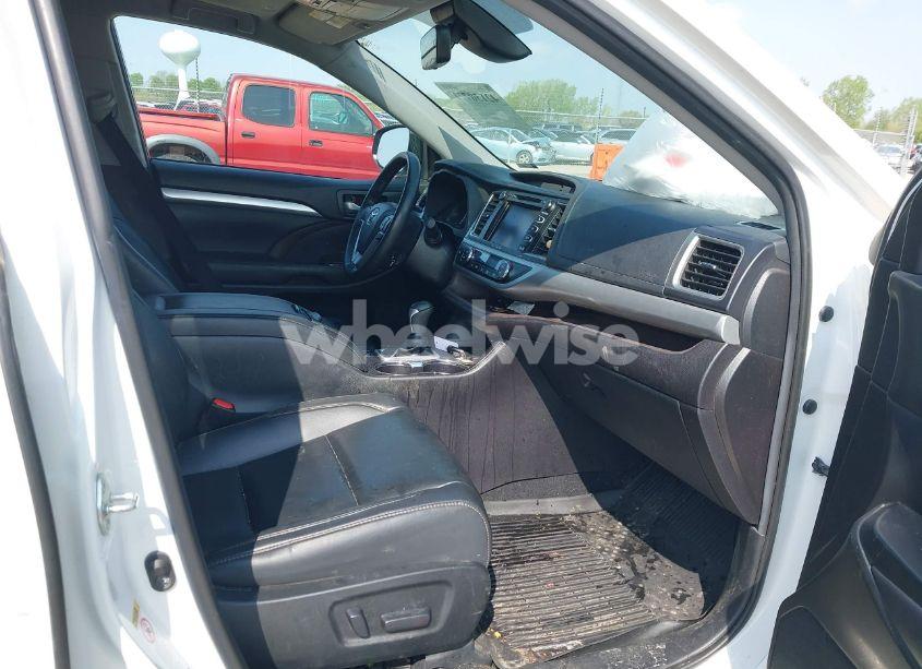 Photo 5 of 2019 Toyota Highlander XLE (VIN 5TDJZRFH9KS917580)