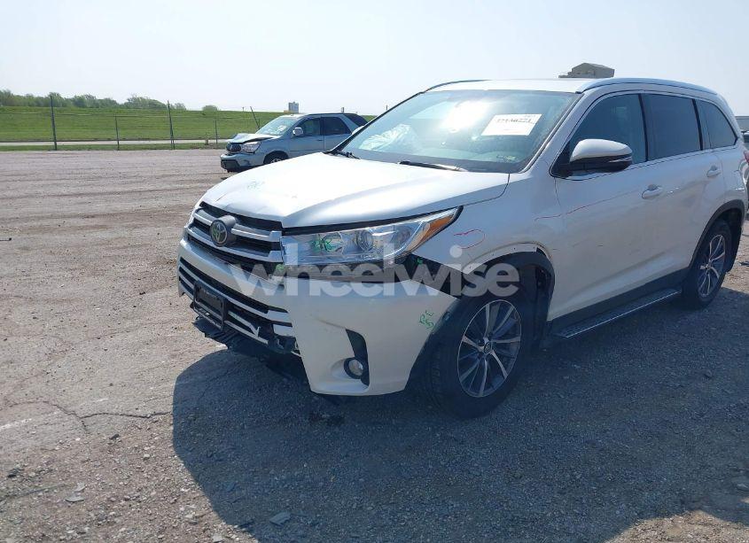 Photo 6 of 2019 Toyota Highlander XLE (VIN 5TDJZRFH9KS917580)