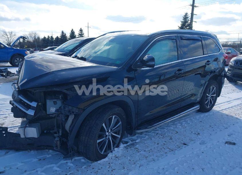 Photo 2 of 2017 Toyota Highlander XLE (VIN 5TDJZRFHXHS397219)