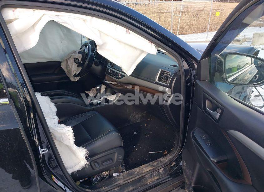 Photo 5 of 2017 Toyota Highlander XLE (VIN 5TDJZRFHXHS397219)