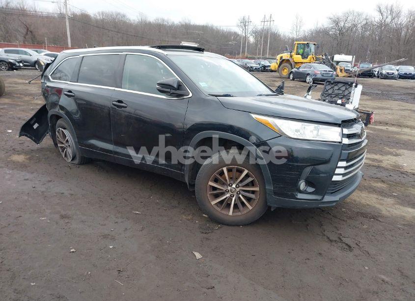 2017 Toyota Highlander XLE (VIN 5TDJZRFHXHS404878) main photo