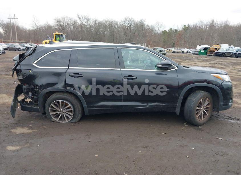 Photo 13 of 2017 Toyota Highlander XLE (VIN 5TDJZRFHXHS404878)