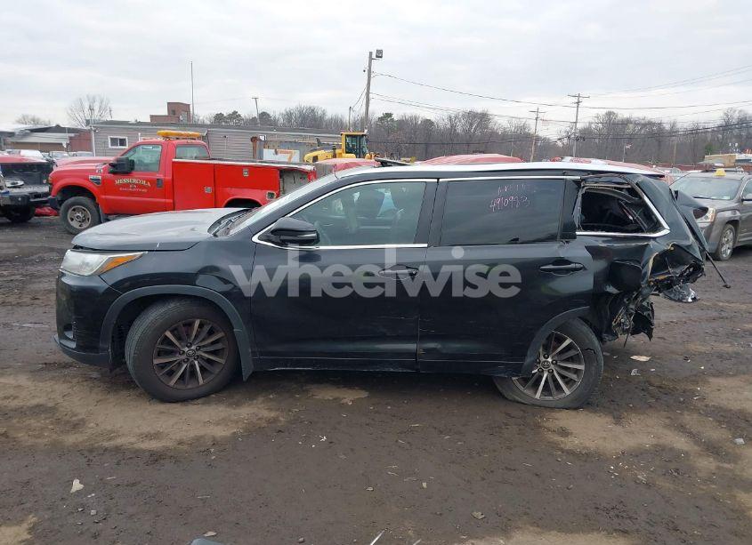 Photo 14 of 2017 Toyota Highlander XLE (VIN 5TDJZRFHXHS404878)