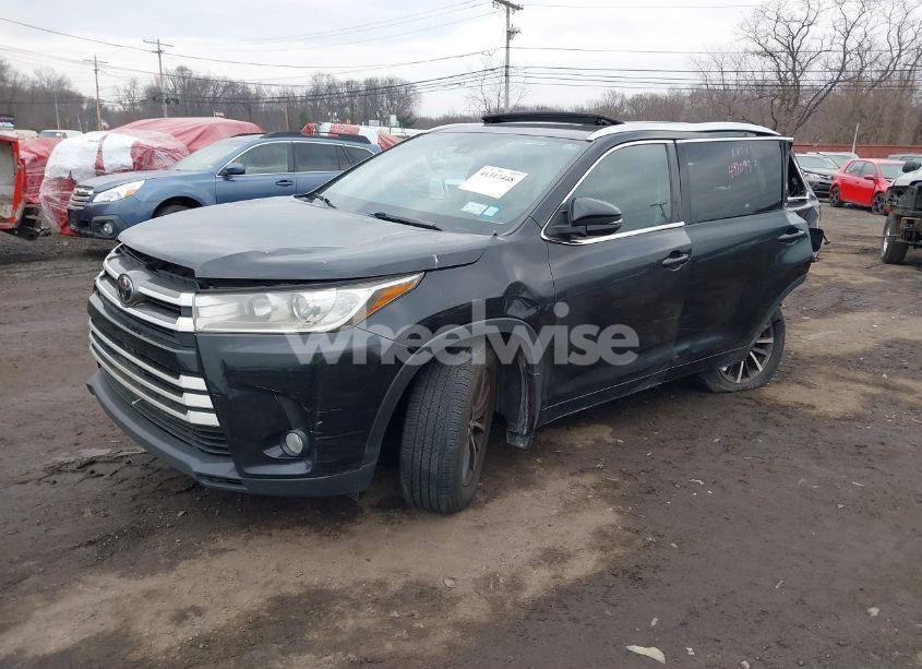 Photo 2 of 2017 Toyota Highlander XLE (VIN 5TDJZRFHXHS404878)