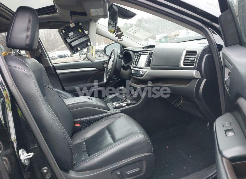 Photo 5 of 2017 Toyota Highlander XLE (VIN 5TDJZRFHXHS404878)