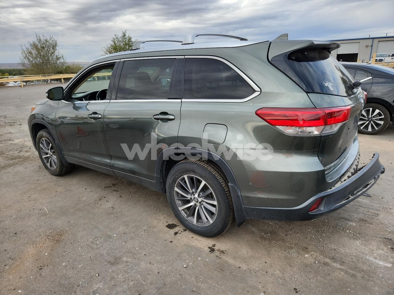 Photo 2 of 2017 TOYOTA HIGHLANDER SE (VIN 5TDJZRFHXHS421955)