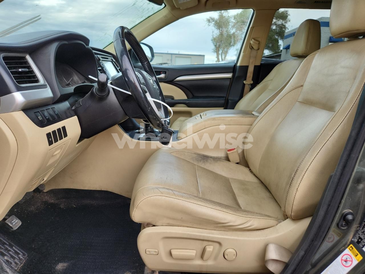 Photo 7 of 2017 TOYOTA HIGHLANDER SE (VIN 5TDJZRFHXHS421955)