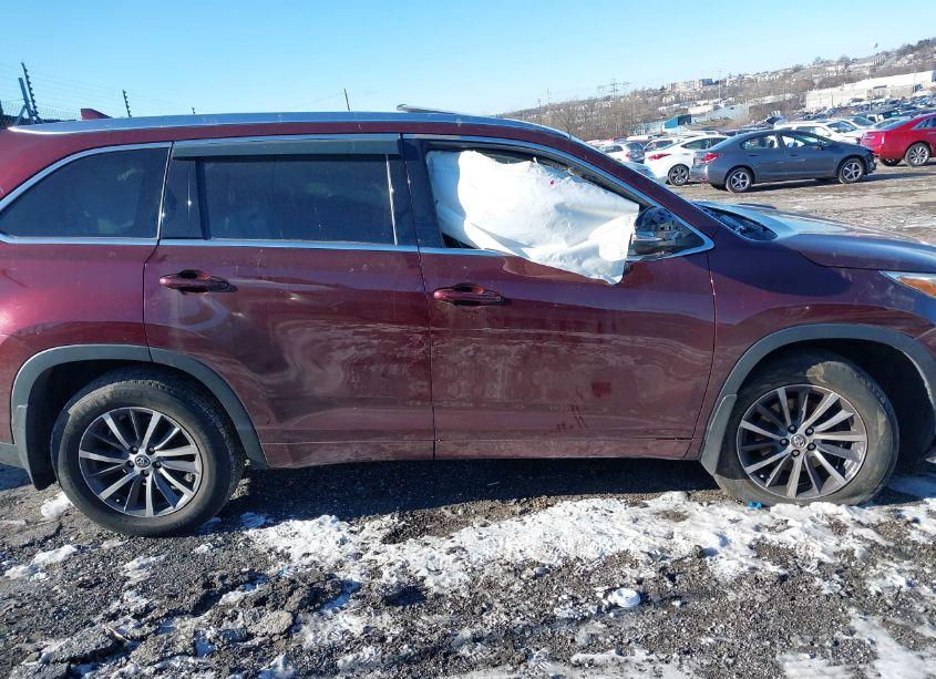 Photo 13 of 2017 Toyota Highlander XLE (VIN 5TDJZRFHXHS450209)