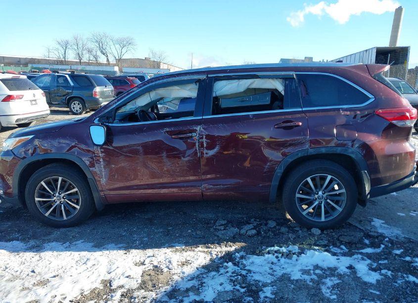 Photo 14 of 2017 Toyota Highlander XLE (VIN 5TDJZRFHXHS450209)