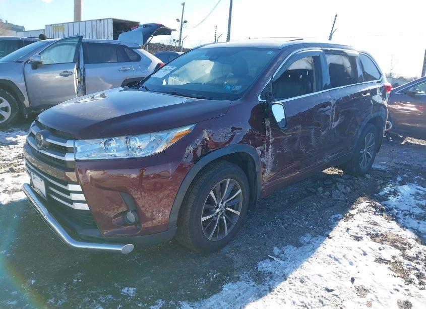 Photo 2 of 2017 Toyota Highlander XLE (VIN 5TDJZRFHXHS450209)