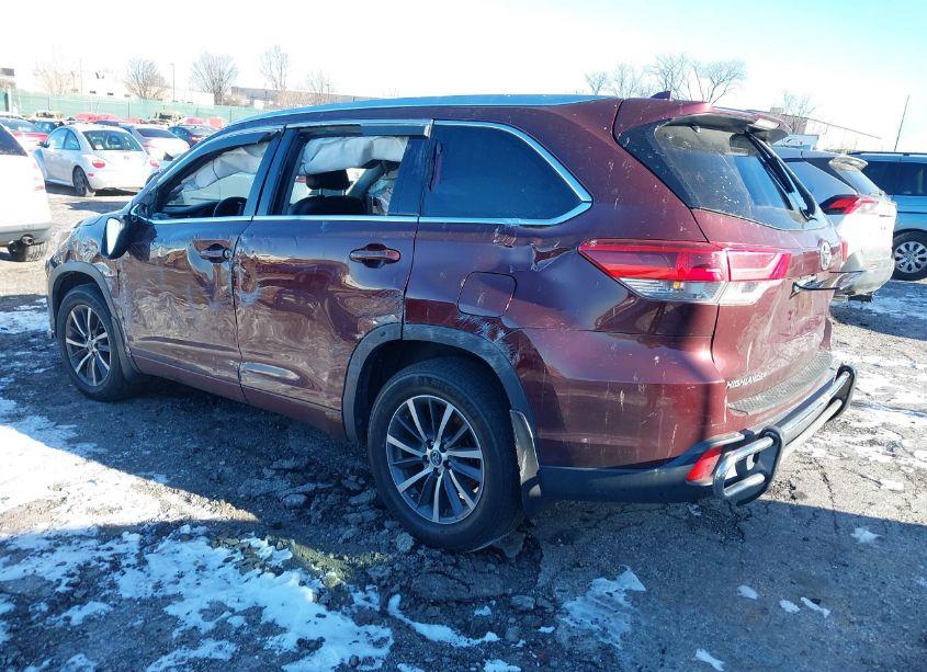 Photo 3 of 2017 Toyota Highlander XLE (VIN 5TDJZRFHXHS450209)