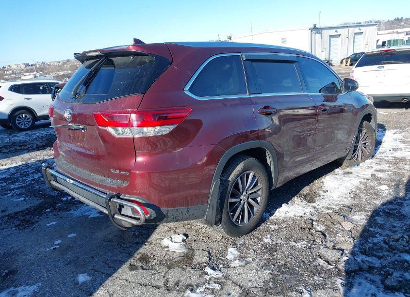 Photo 4 of 2017 Toyota Highlander XLE (VIN 5TDJZRFHXHS450209)