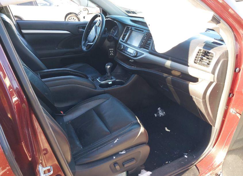 Photo 5 of 2017 Toyota Highlander XLE (VIN 5TDJZRFHXHS450209)