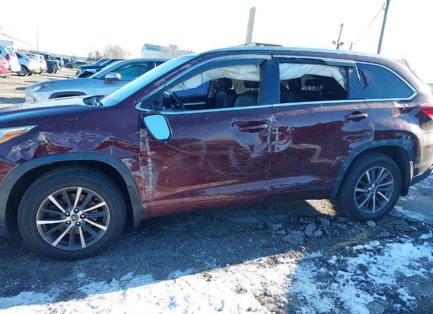 Photo 6 of 2017 Toyota Highlander XLE (VIN 5TDJZRFHXHS450209)