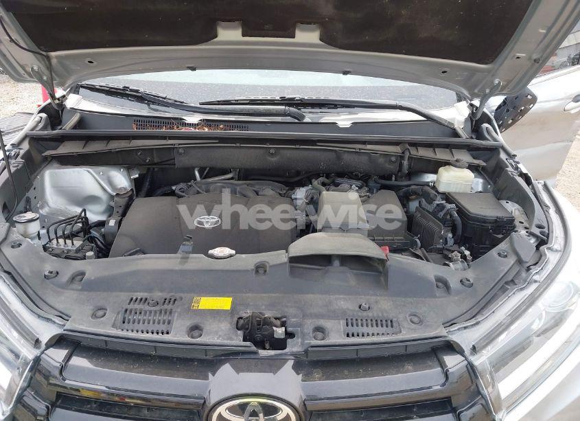 Photo 10 of 2017 Toyota Highlander SE (VIN 5TDJZRFHXHS475613)