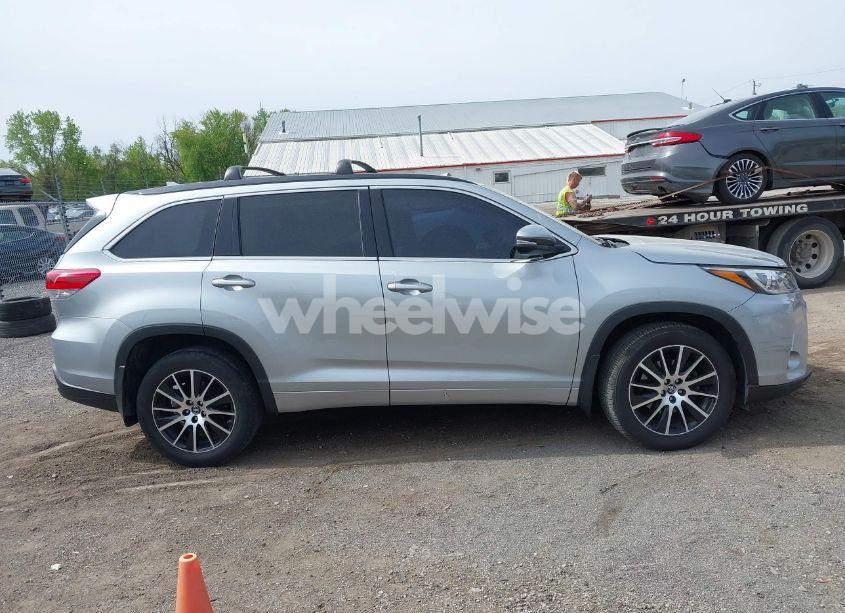 Photo 13 of 2017 Toyota Highlander SE (VIN 5TDJZRFHXHS475613)