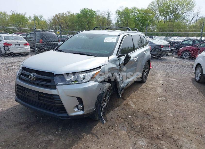 Photo 2 of 2017 Toyota Highlander SE (VIN 5TDJZRFHXHS475613)