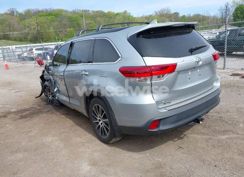 Photo 3 of 2017 Toyota Highlander SE (VIN 5TDJZRFHXHS475613)