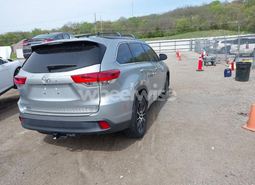 Photo 4 of 2017 Toyota Highlander SE (VIN 5TDJZRFHXHS475613)