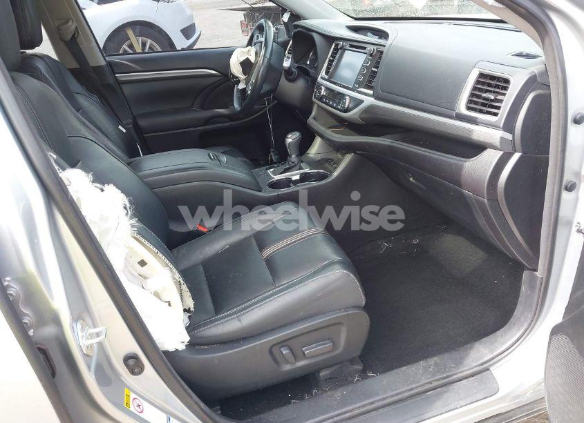 Photo 5 of 2017 Toyota Highlander SE (VIN 5TDJZRFHXHS475613)